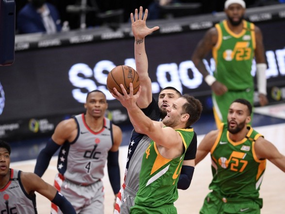 Результативная игра украинца помогла "Вашингтону" обыграть лидера НБА