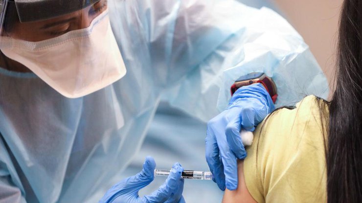 Медсестра упала в обморок после вакцинации препаратом Pfizer (видео) 