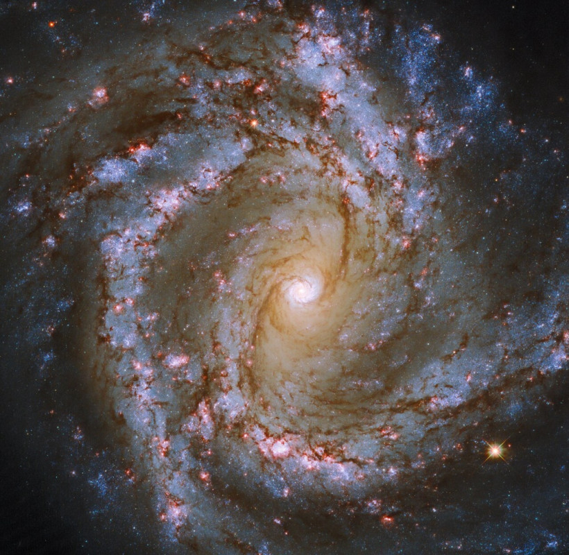 Hubble заснял спиральную галактику с супермассивной черной дырой 
