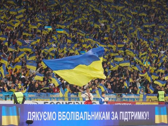 Лозунги "Слава Украине!" и "Героям слава!" стали официальными в украинском футболе: их утвердила УАФ