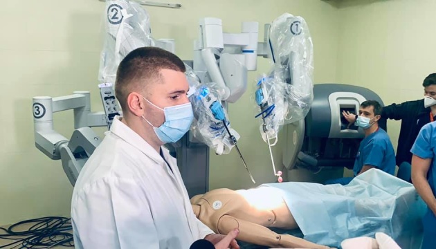 Во Львовской больнице сложные операции будет делать робот-хирург «Da Vinci»