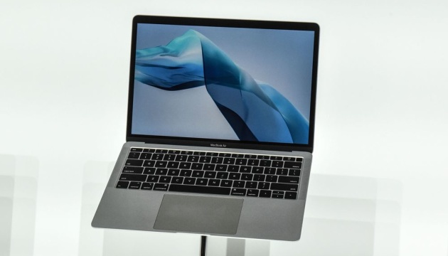 Apple разрабатывает более легкую версию «воздушного» MacBook - СМИ