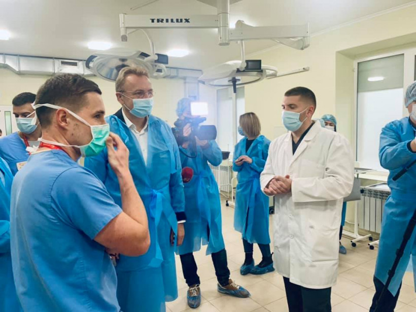 Во Львовской больнице сложные операции будет делать робот-хирург «Da Vinci»
