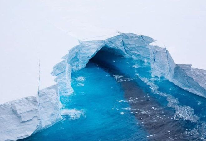 Разведывательный полет показал, что крупнейший айсберг в мире весь покрыт трещинами
