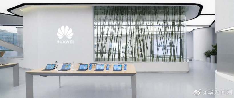 Панда-продавец: Huawei открыл первый магазин с виртуальным помощником