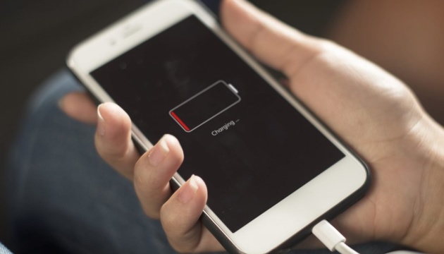 Слабая батарея и полосы на дисплее: пять признаков того, что смартфон скоро «умрет»