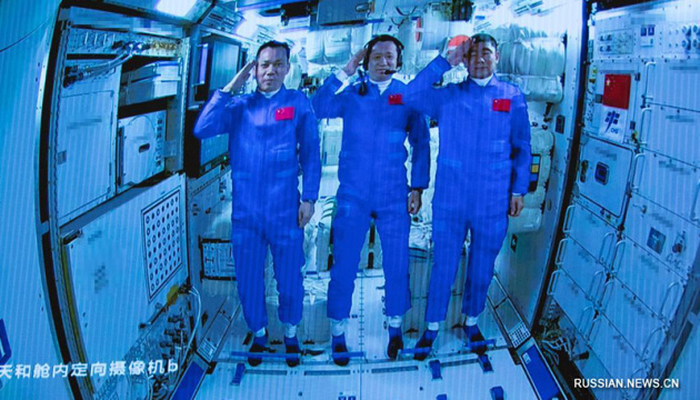 Экипаж китайского корабля впервые высадился на отечественной космической станции