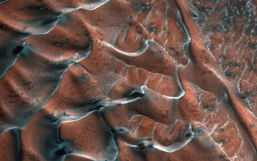 NASA показало «замороженные» дюны на Марсе