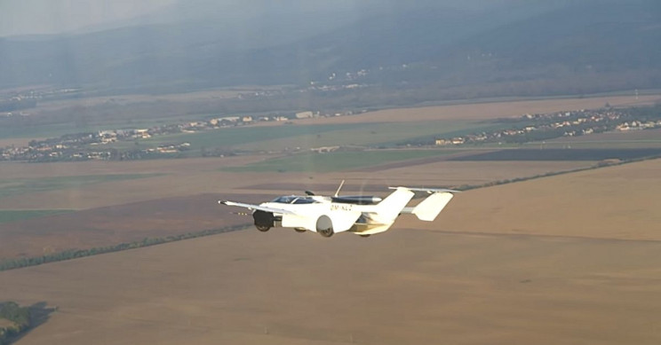 В Словакии представили летающий спорткар-трансформер