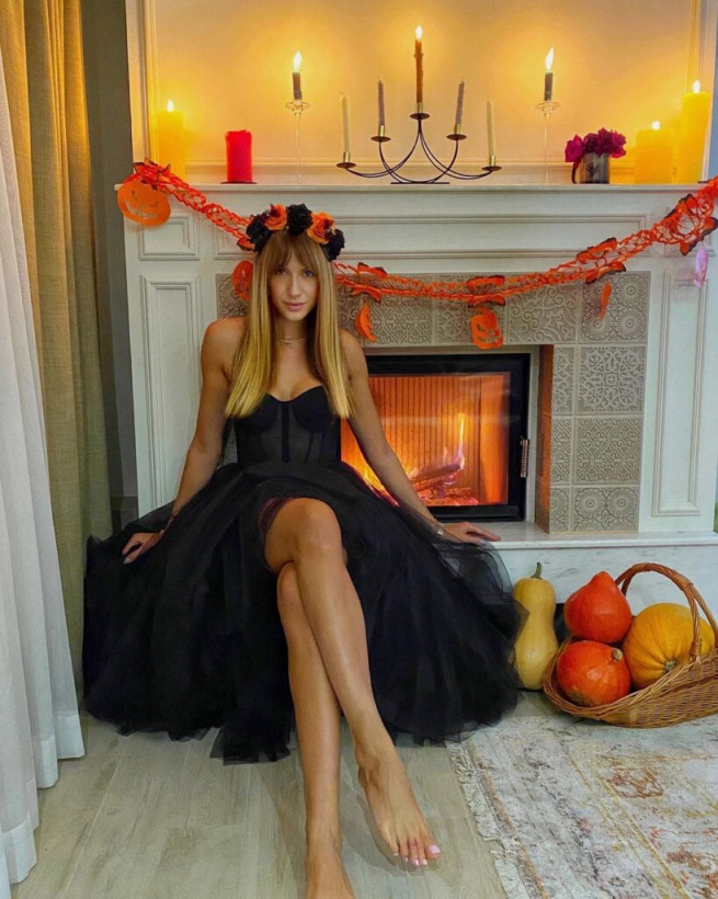 Леся Никитюк в готическом образе отпраздновала Хэллоуин: поклонники обвинили звезду в «наглом фотошопе» (ФОТО)