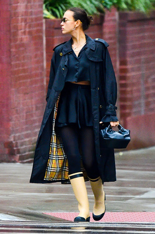 34-летняя Ирина Шейк гуляла по Нью-Йорку в резиновых сапогах от Chanel (ФОТО)