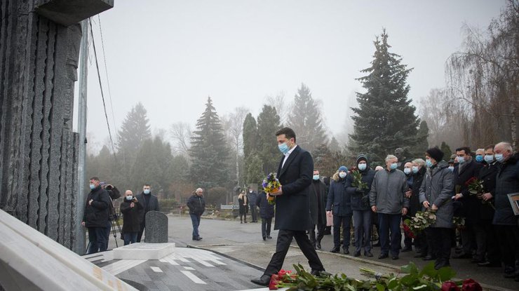 В Киеве открыли монумент Леониду Каденюку: президент принял участие (фото)