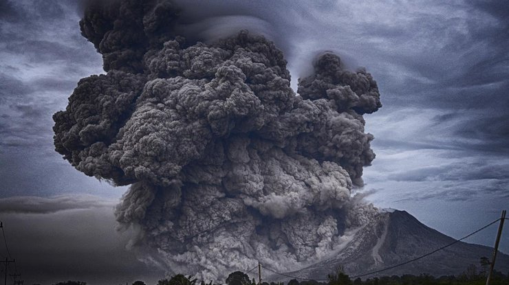Мощный взрыв и выброс пепла: возле Сицилии активизировался вулкан