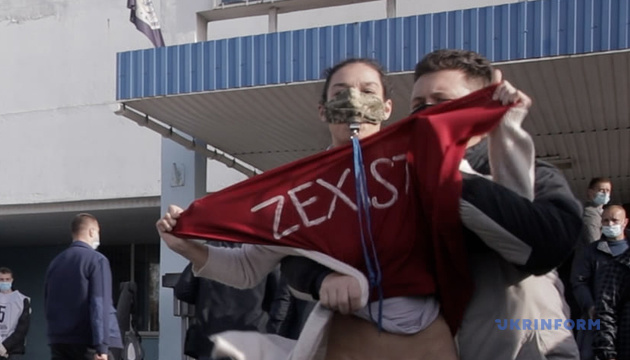 Femen, потерянный паспорт и испорченное настроение: как голосовали политики