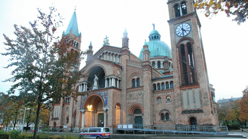 В Австрии полсотни подростков-мусульман разгромили католическую церковь (фото)
