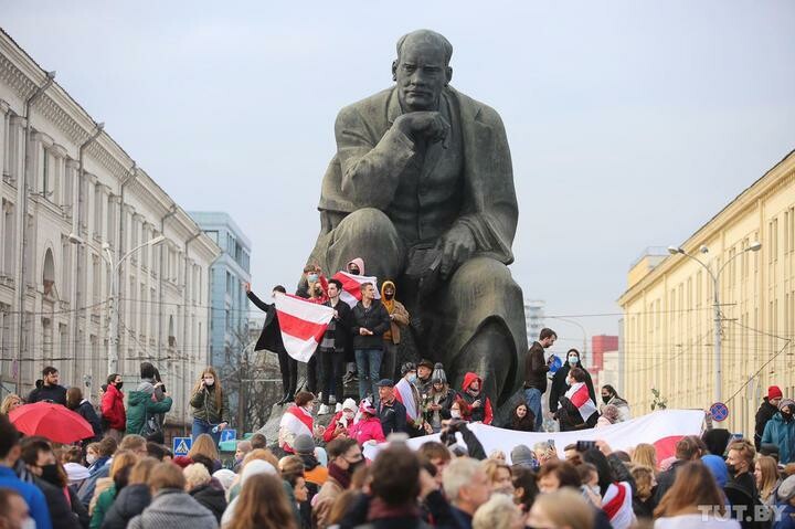 	В Минске прошел яркий Марш пенсионеров и студентов: сожгли чучело "усатого брехуна" (фото и видео)