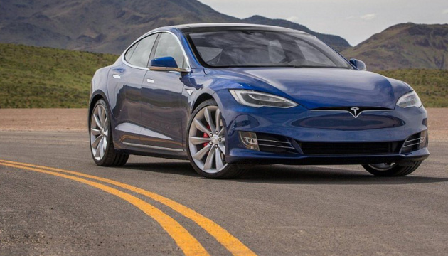 Tesla отзывает почти 30 тысяч электрокаров