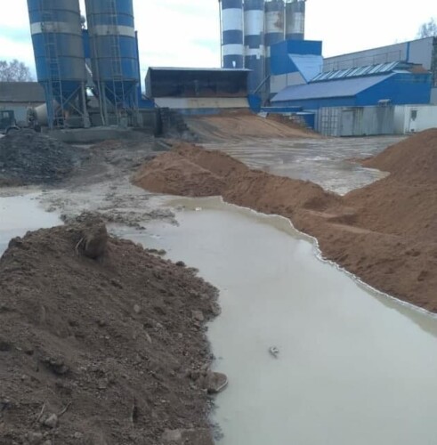	В России на заводе произошла утечка: бетоном залило лес (фото, видео)