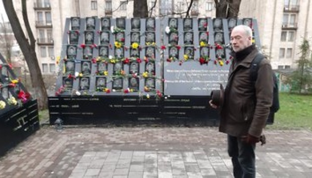 Посол Франции в Украине почтил память борцов за свободу и достоинство