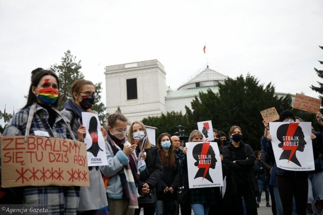 	В Варшаве снова проходят демонстрации против запрета абортов: парламент – в осаде