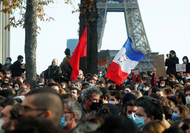 	"Все ненавидят полицию!": протест в Париже разогнали водометами (видео)