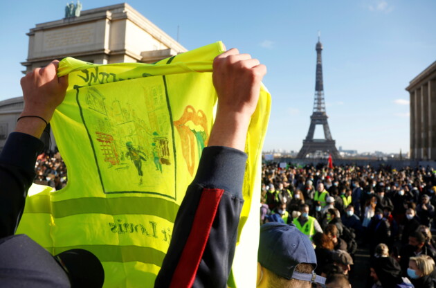 	"Все ненавидят полицию!": протест в Париже разогнали водометами (видео)