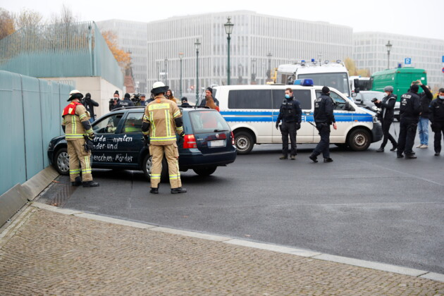 	В ворота офиса Меркель в Берлине врезалась машина: фото и видео с места ДТП