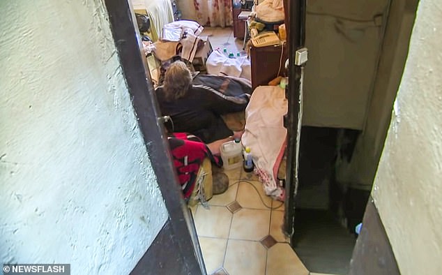300-килограммового мужчину вытащили из квартиры с помощью крана (фото, видео)