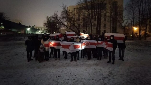 	Протест в Минске: белорусы "приветствуют" автозаки флагами и громкой музыкой (фото, видео)