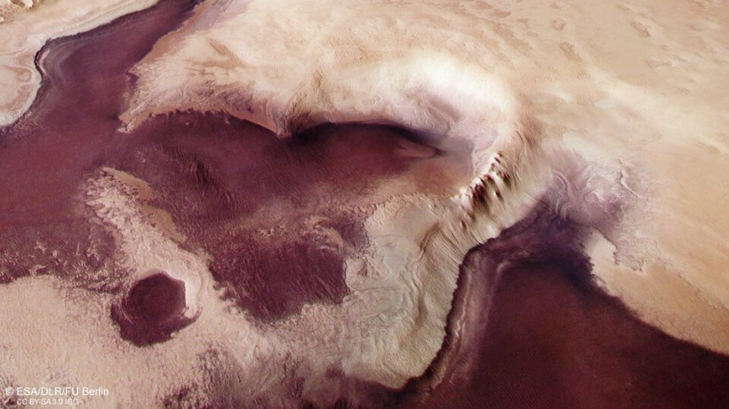 На Марсе нашли кратер со льдом, похожий на ангела