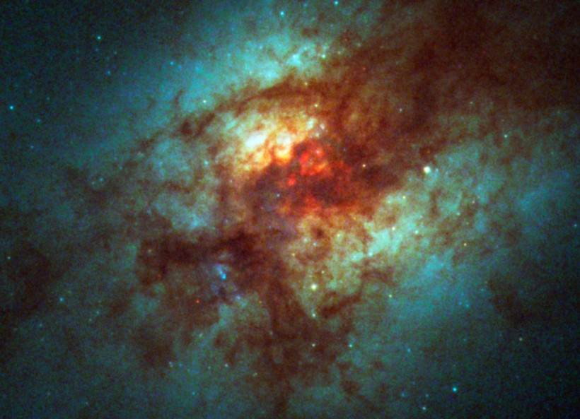 Hubble показал скопление суперзвезд в окутанной пылью галактике