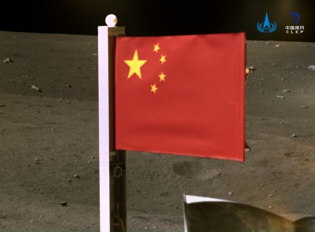 	Китай установил на Луне свой флаг и показал качественное фото