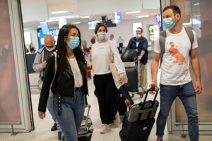 	В Китае стюардессам предложили носить подгузники для защиты от COVID-19
