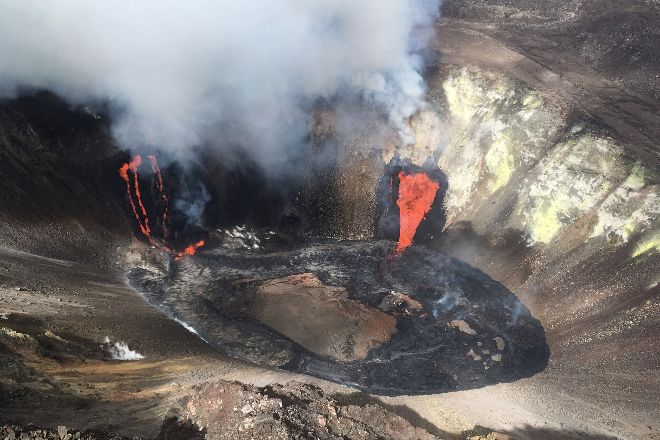 В результате извержения гавайского вулкана Килауэа возникло лавовое озеро