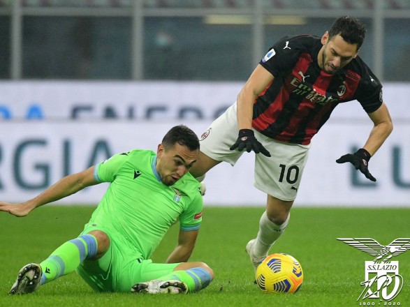 Гол в компенсированное время помог "Милану" обыграть "Лацио" и вернуть лидерство в Серии А
