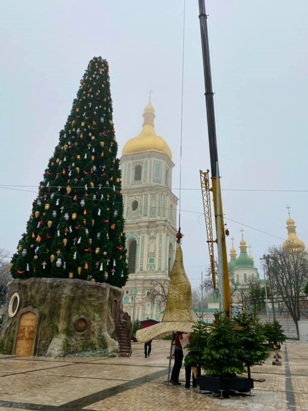 Главный новогодний символ Украины "снял" шляпу (фото)