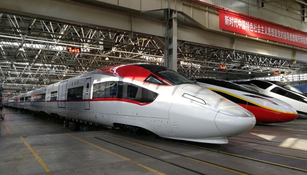 В Китае представили грузовой поезд, разгоняющийся до 350 километров