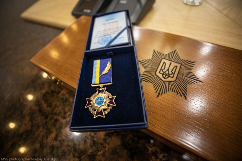 Аваков вручил послу Италии в Украине памятный знак МВД