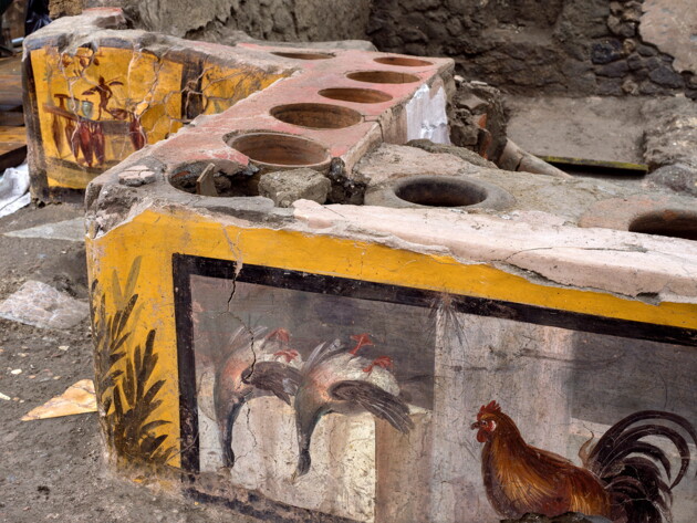 	В Помпеях откопали древний лоток уличной еды с уникальными фресками