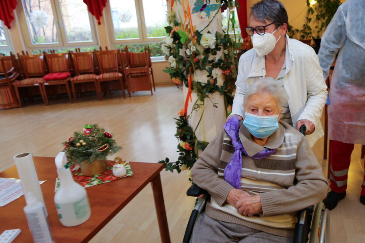 	В Германии первую прививку от коронавируса получила 101-летняя женщина