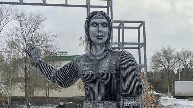 "Позорит город": напугавший россиян памятник Аленке демонтируют (фото)