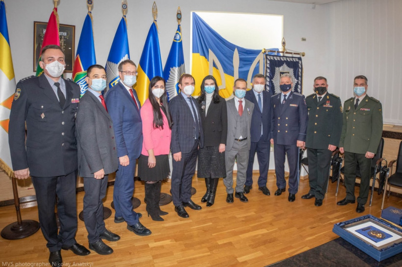 Аваков вручил послу Италии в Украине памятный знак МВД
