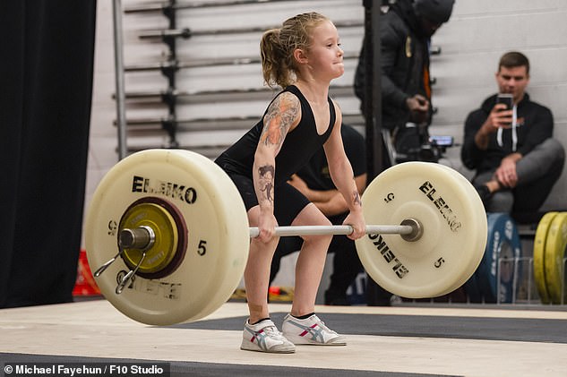 Самая сильная девочка в мире: ей 7 лет, но она поднимает 80 кг (фото, видео)