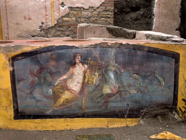 	В Помпеях откопали древний лоток уличной еды с уникальными фресками