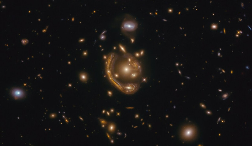 Hubble показал самое большое кольцо Эйнштейна во Вселенной