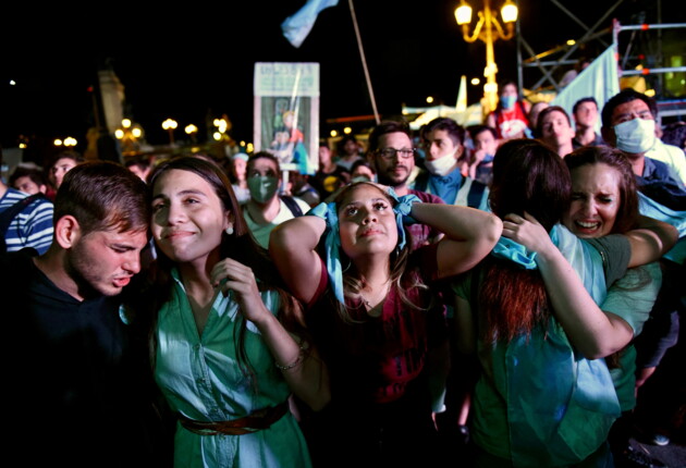 	Слезы тысяч женщин: Аргентина легализовала аборты (фоторепортаж)