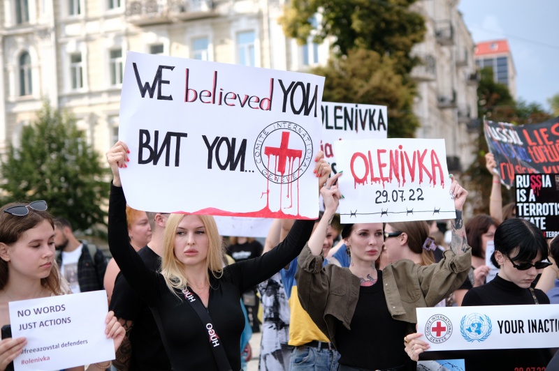 Теракт в Оленівці: сім'ї військовополонених вийшли на акцію в Києві
