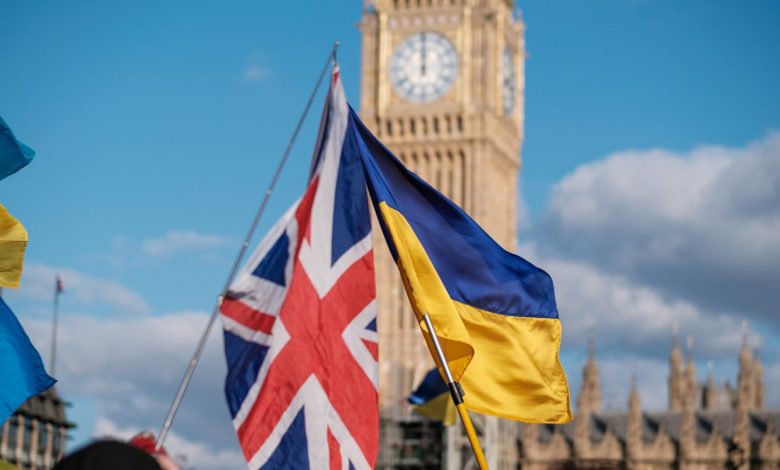 Прапори Великої Британії та України