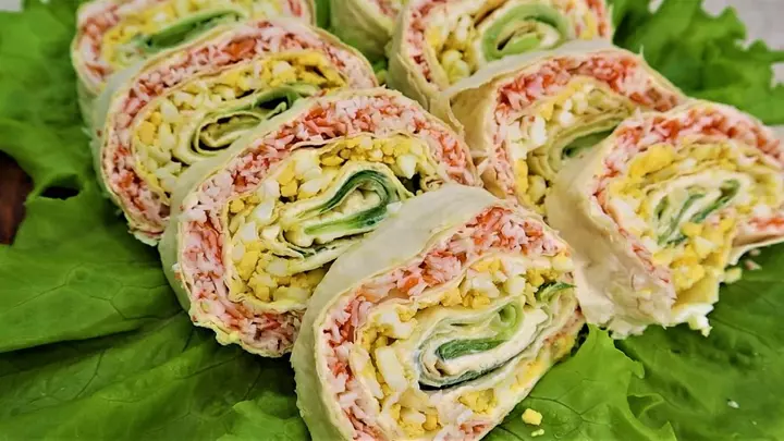 Лаваш з крабовими паличками, огірками та яйцем: рецепт смачної і швидкої закуски