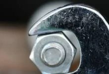 У який бік відкручувати болт: за годинниковою чи проти годинникової стрілки